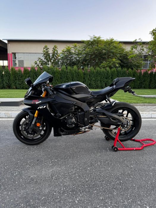 Yamaha r 1  supersport foarte agresiva