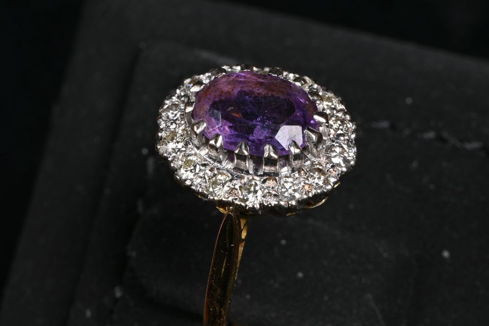 Златен Пръстен 18к (750) и Платина с Аметист и 14 диаманта, Размер 53