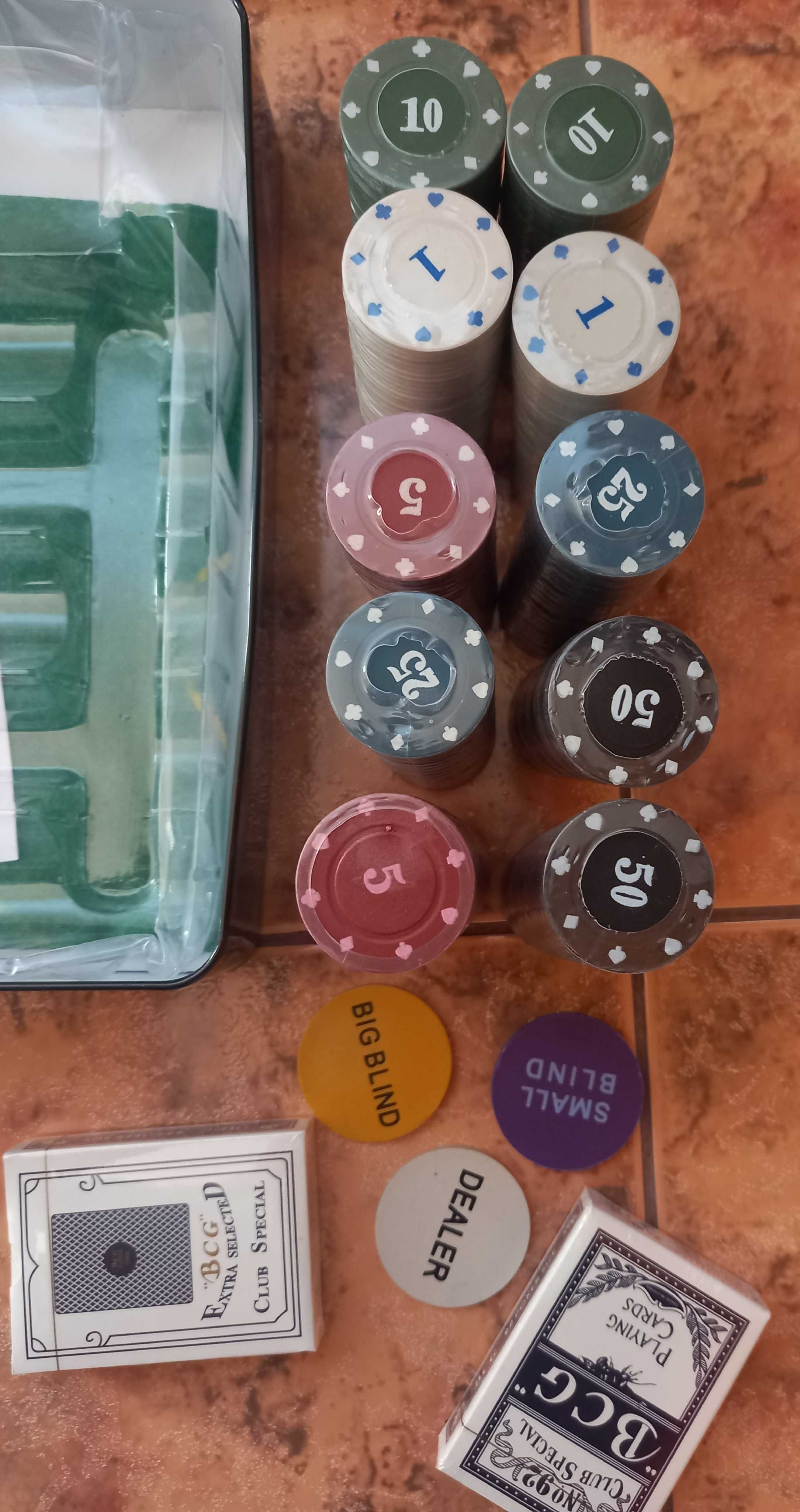 joc de poker cu 500 de piese si doua pachete de carti