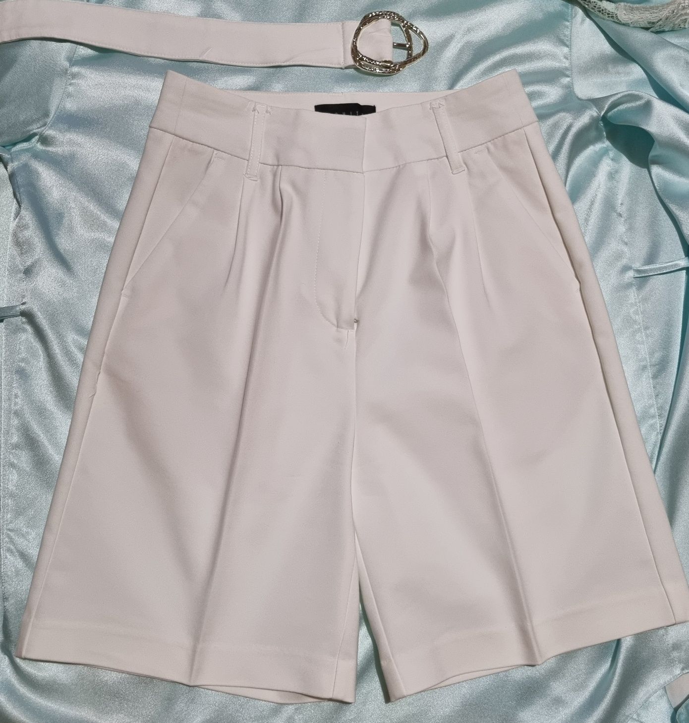 Бели бермуди XS/34 къси панталонки висока талия басти колан MOHITO ръб