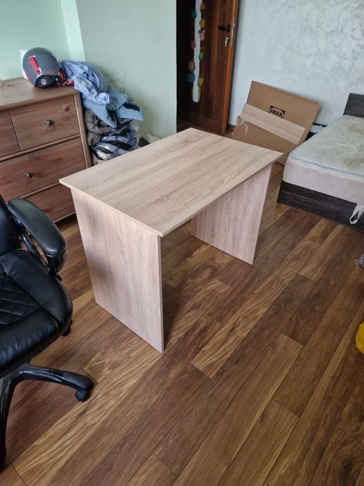 Продавам бюро в добро състояние