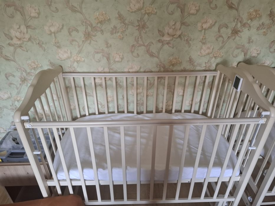 Кровать молочного цвета (качается)