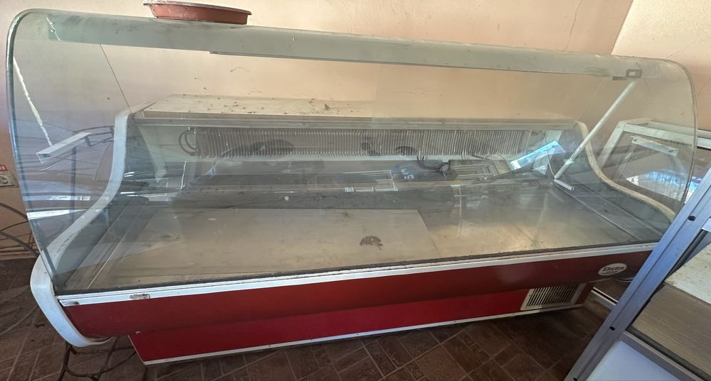 Vitrina mezeluri si rafturi marfa