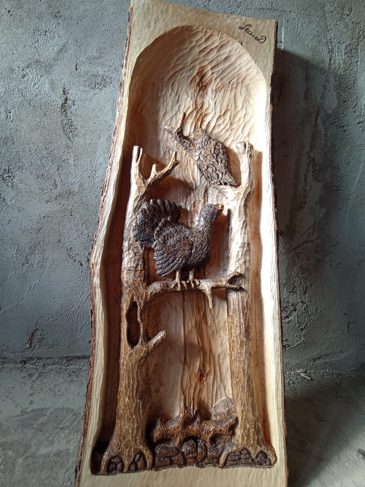 Sculptură manuală in lemn.