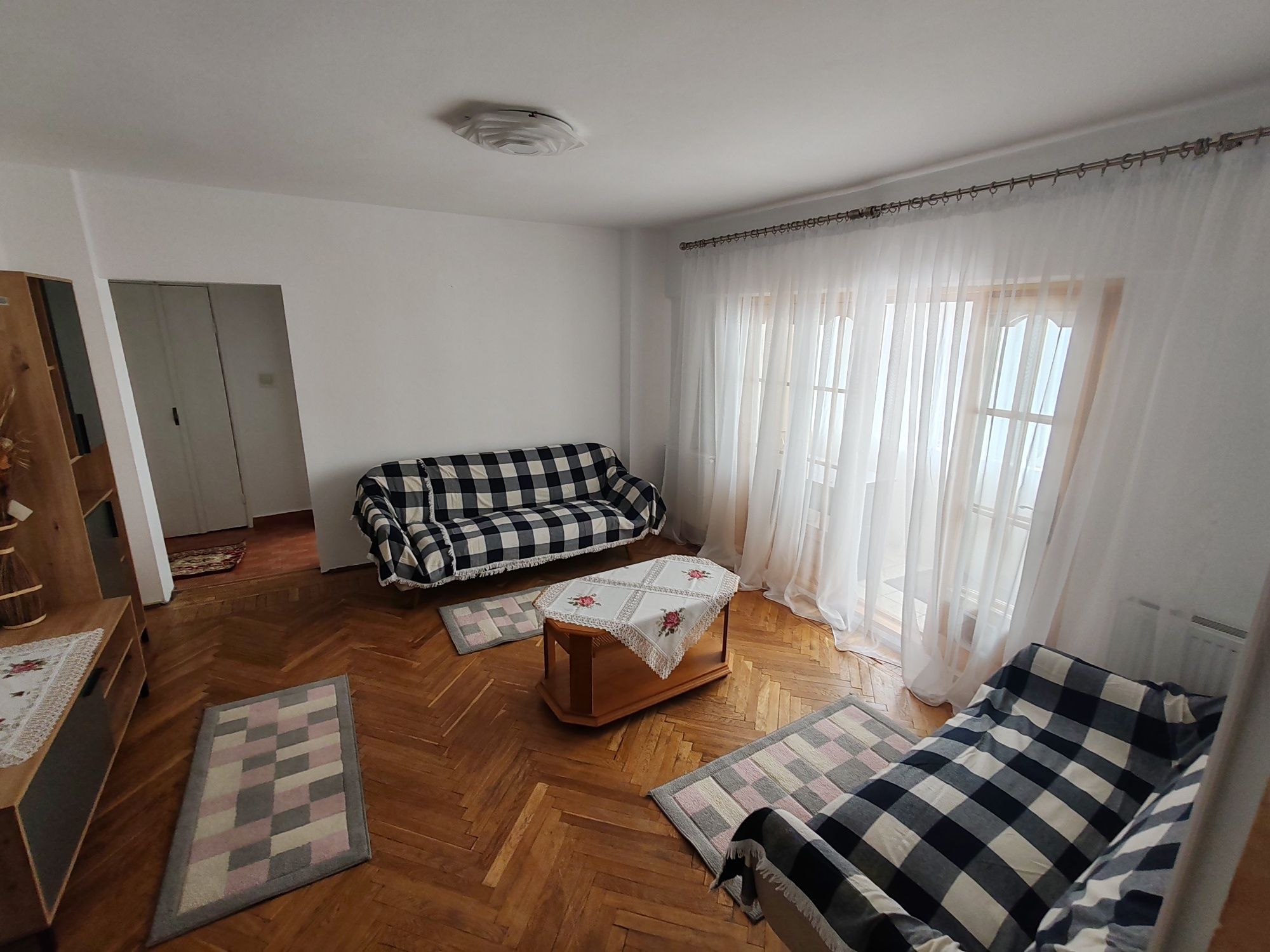 Închiriez apartament 3 camere Bulevard M. Eminescu