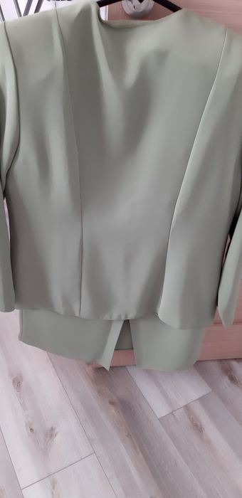 Costum culoarea verde