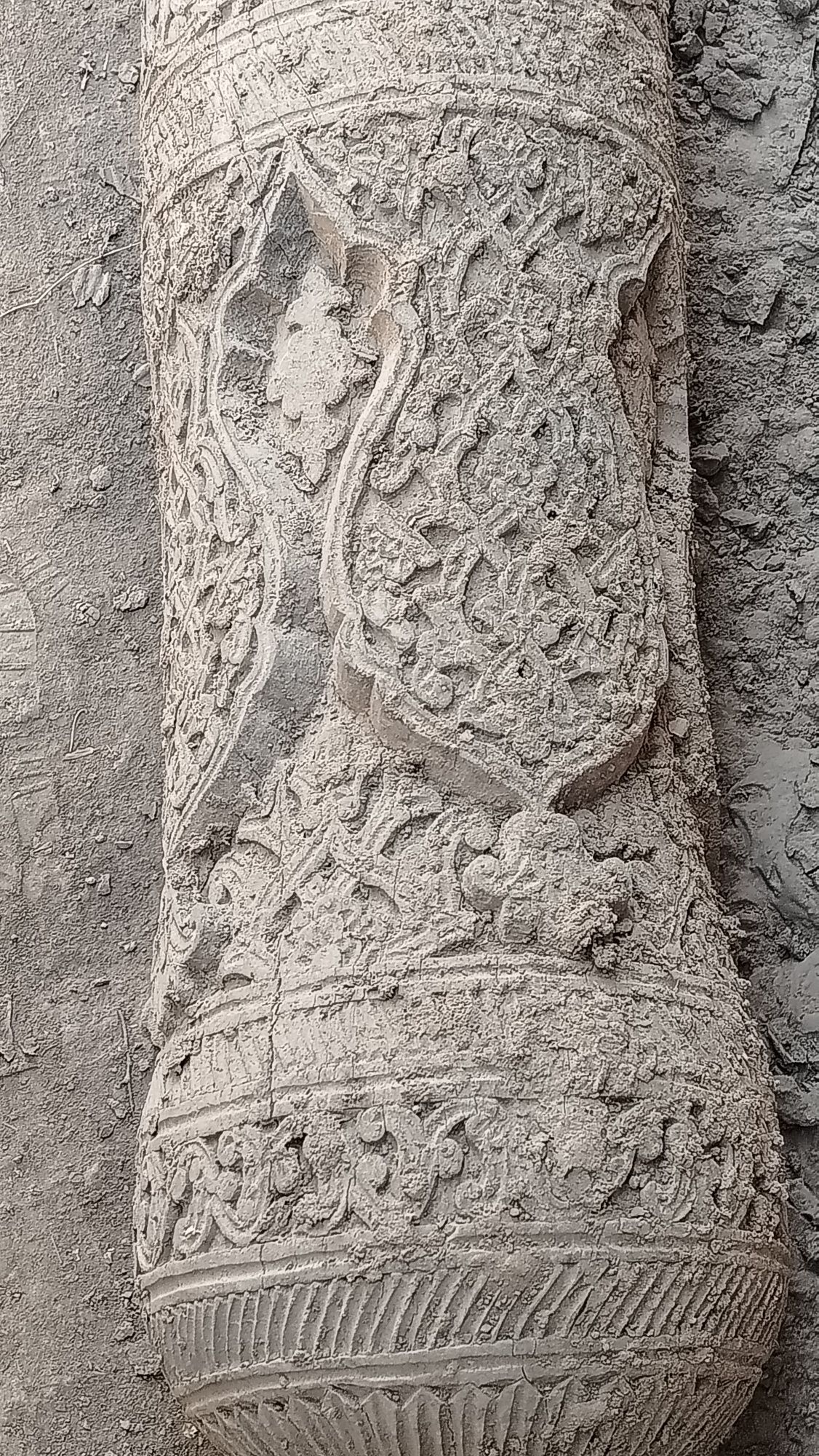 Qadimiy oyma naqish stoyka