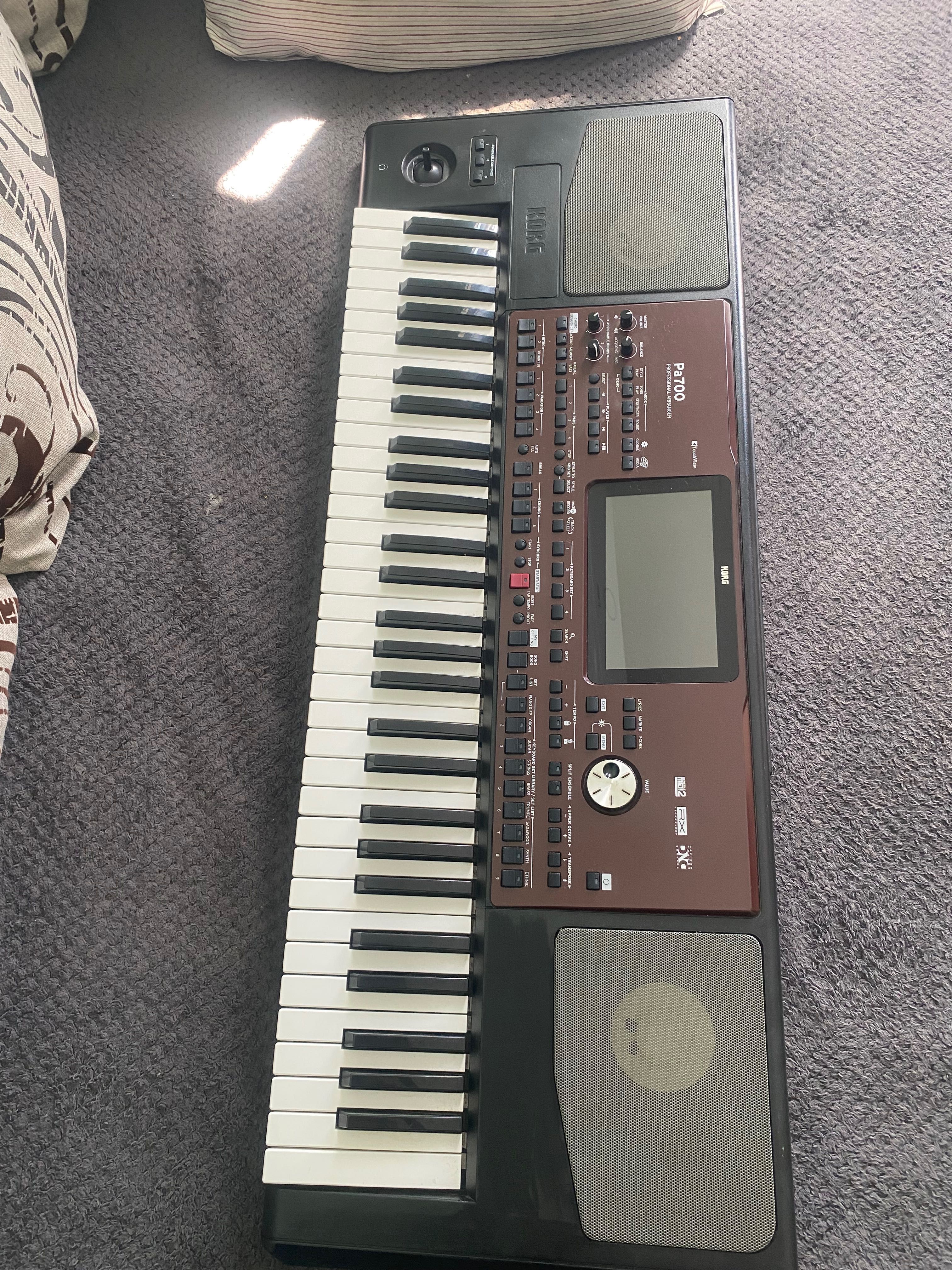 Korg pa 700  Във Отлично Състояние