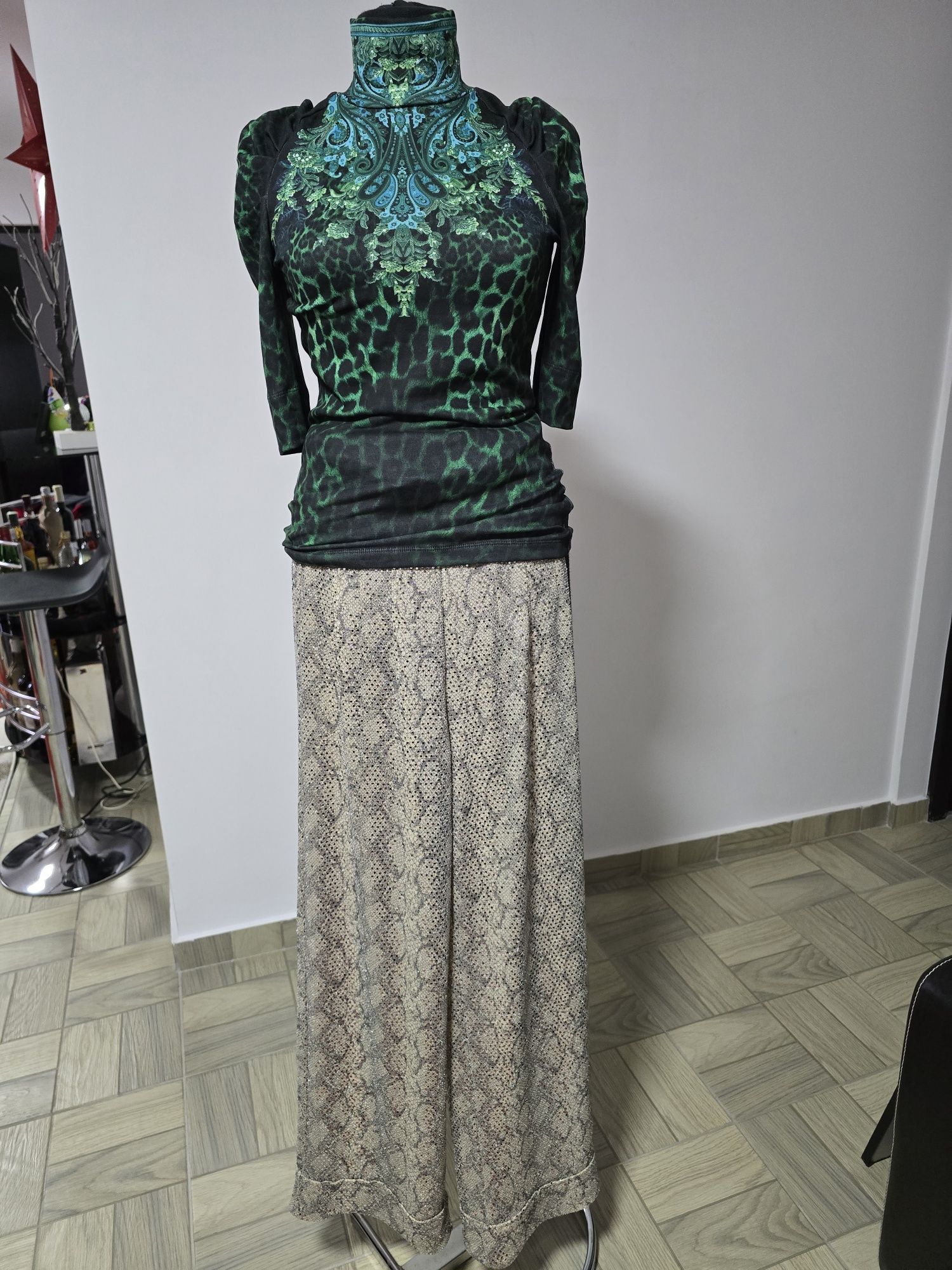 Pantaloni argintii cu paiete strălucitoare, model bej snake print