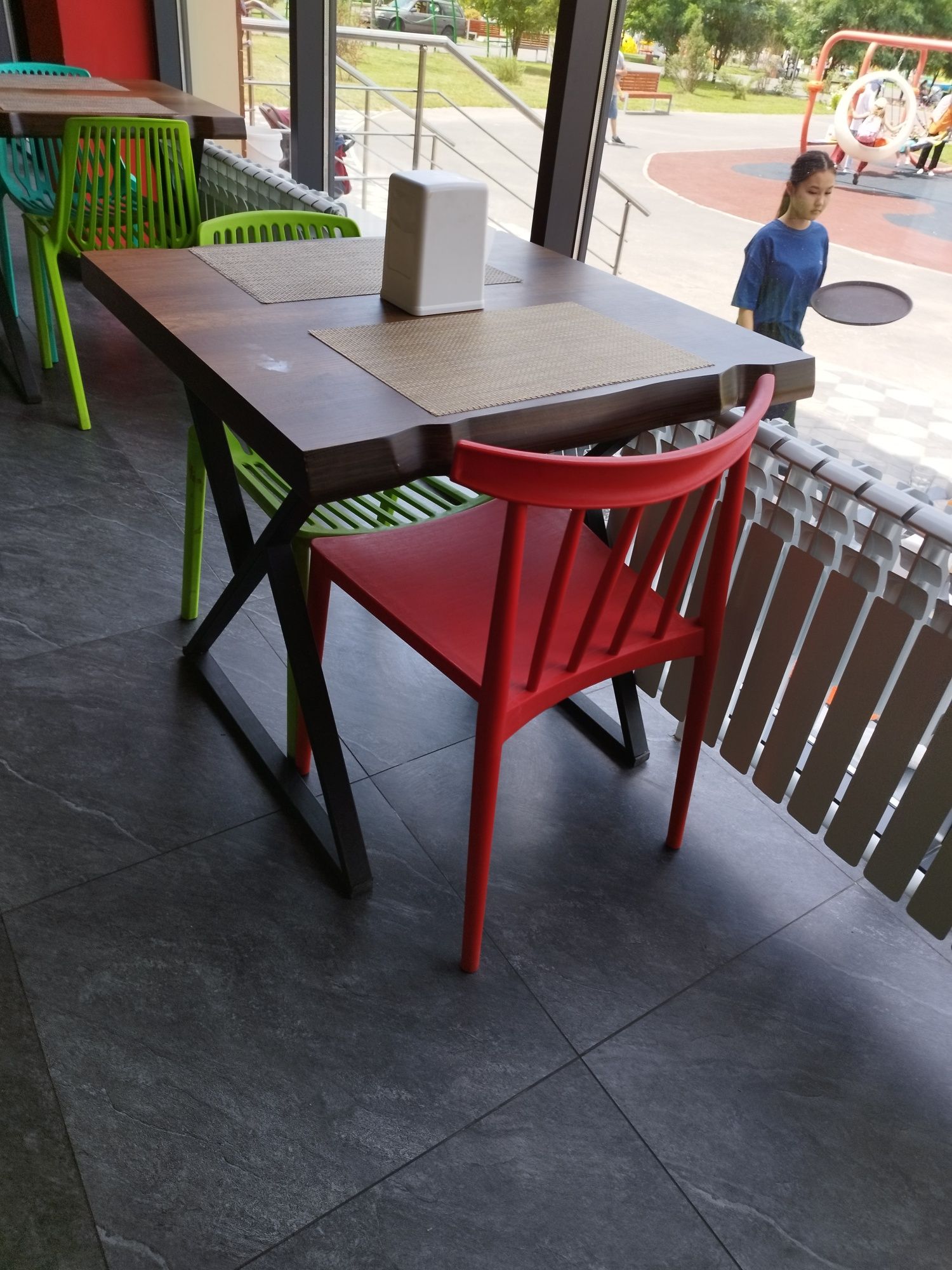 Пластиковая мебель,столы,стулья для кафе
