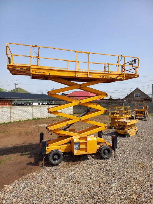 15м Самоходный ножничный подъемник