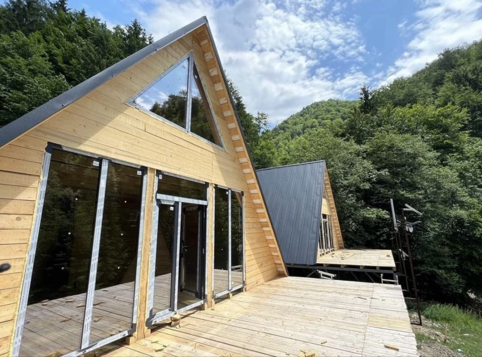Meseriasi in construirea cabanelor tip A frame, accept variante auto