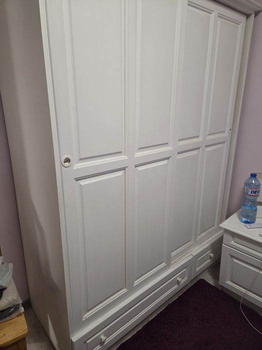 Дървен гардероб с приплъзгащи се врати