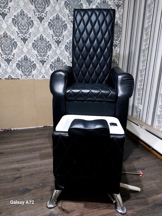 Продаётся педикюрное кресло и маникюрный стол