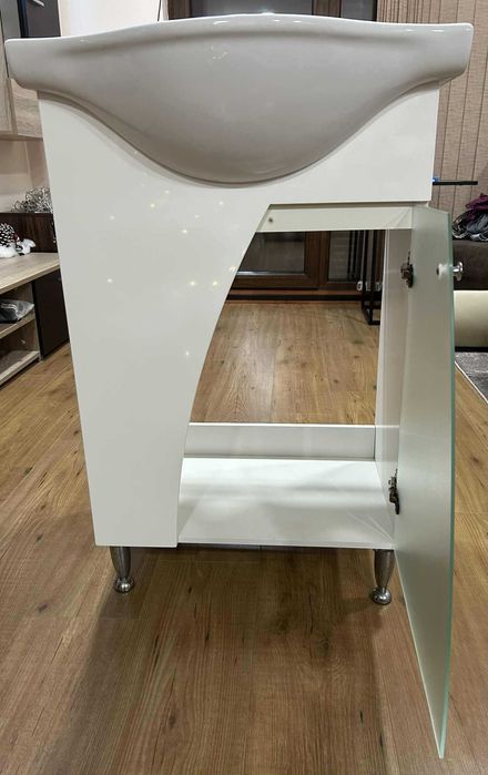 Долен шкаф за баня с умивалник, смесител и огледало