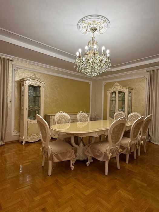 Мебель для гостиной большой стол, комод и два шкафа