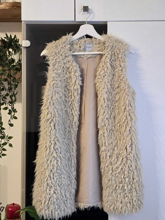 Vestă de blană artificială de la brandul Vero Moda, din colecția Denim