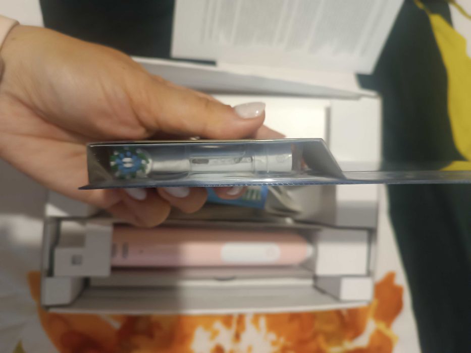 Нова! Електрическа четка за зъби Oral B