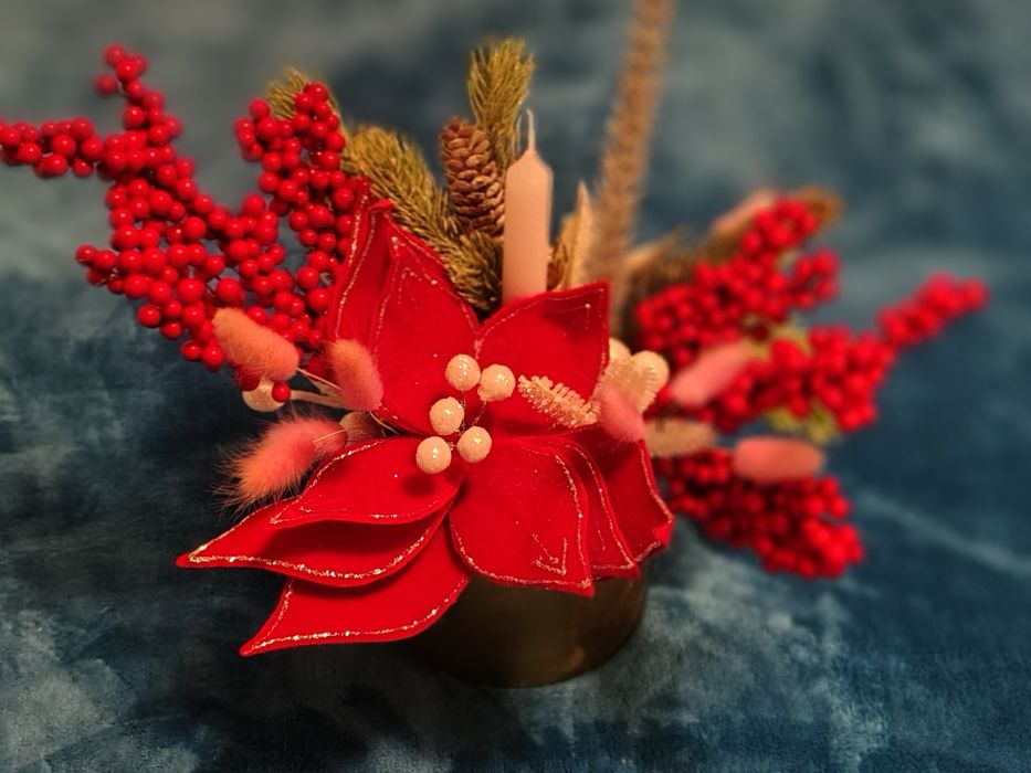 Aranjament Crăciun Premium – Iisus Prunc, decor alb-roșu, cadou deoseb