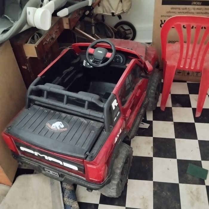 Bolalar uchin minib haydaydigan moshina