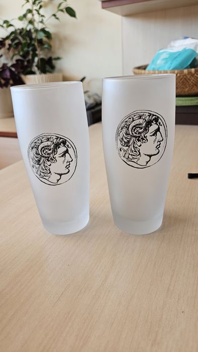 Две чаши за сок с римски мотиви, купувани от Гърция