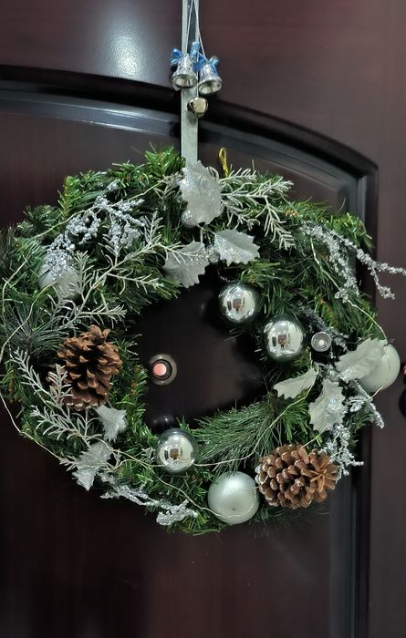 Венок  новогодний с гирляндой