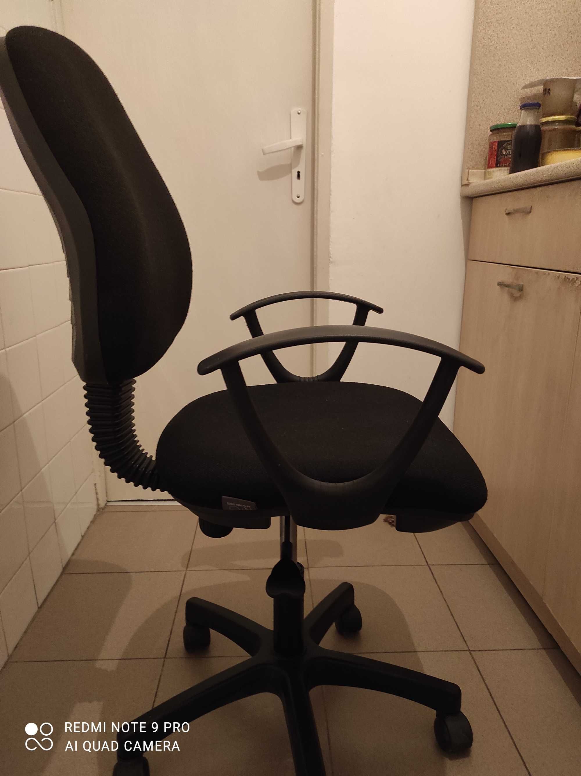 Продавам офис стол