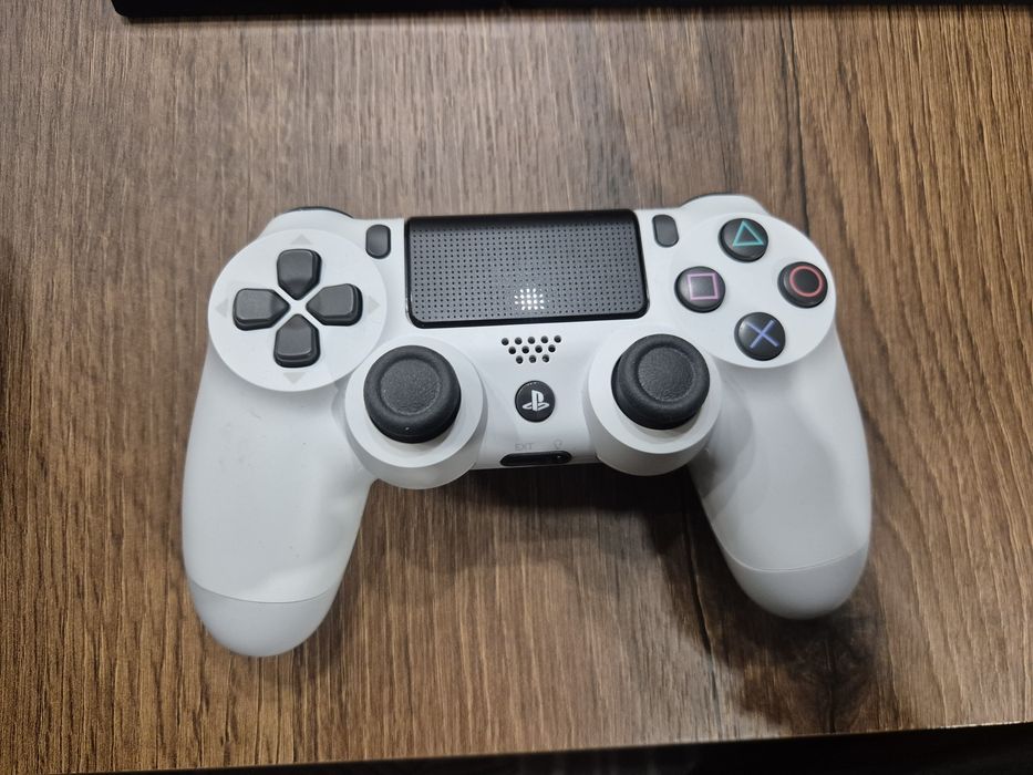 Play station 4 + 2 оригинални джойстика + 17 игри