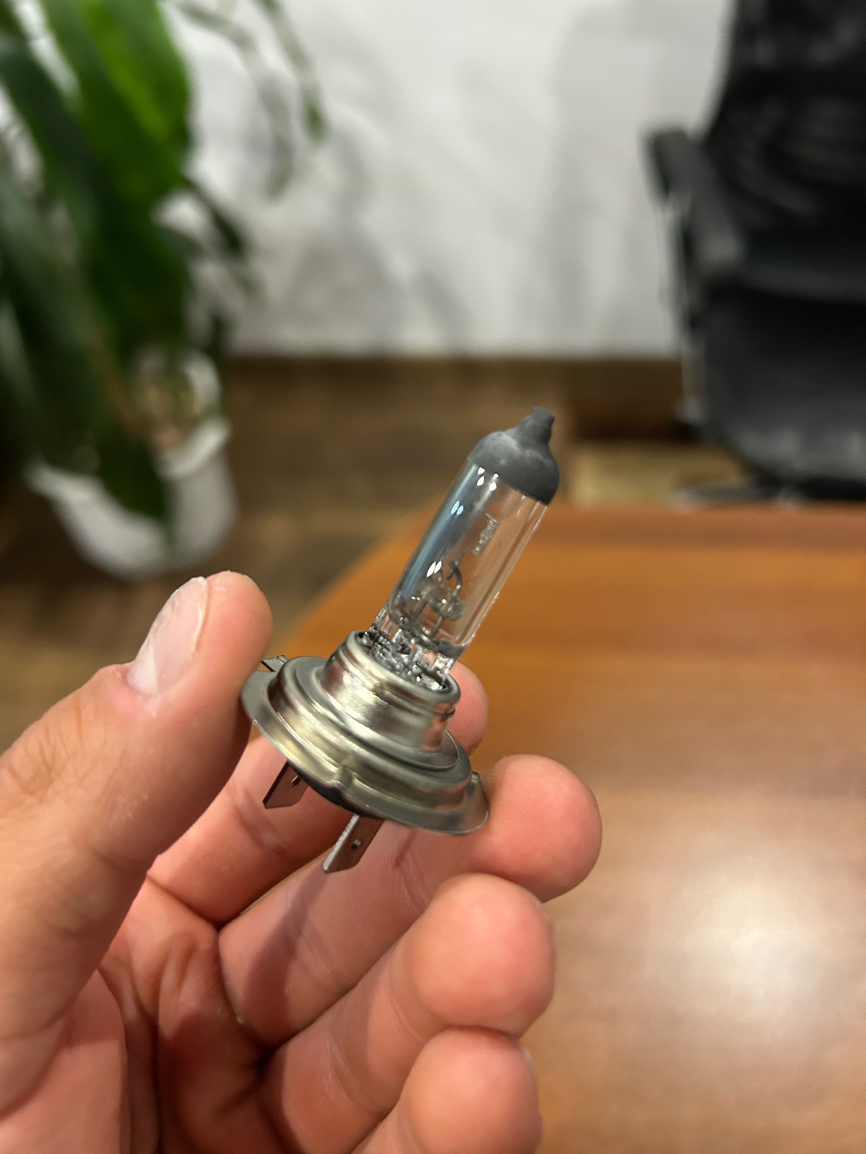 Продавам 2 броя H7 халогенни крушки GE (12V, 55W)