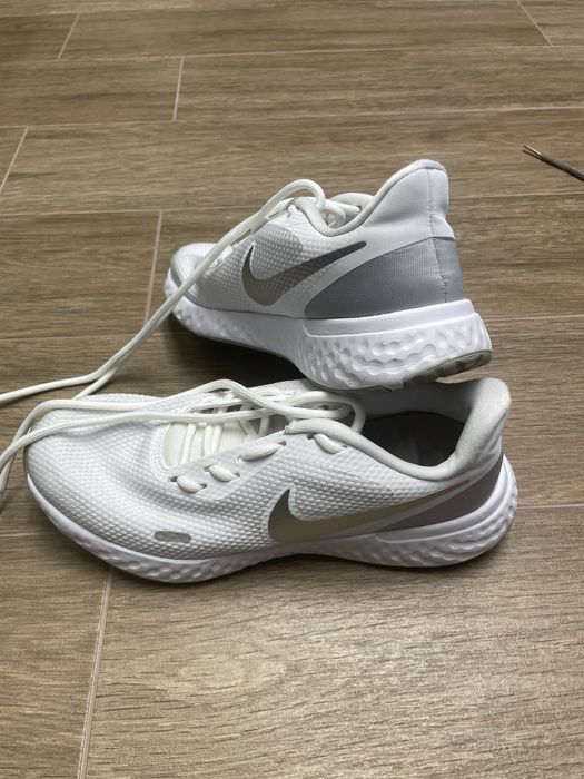 Маратонки Nike Revolution 38.5