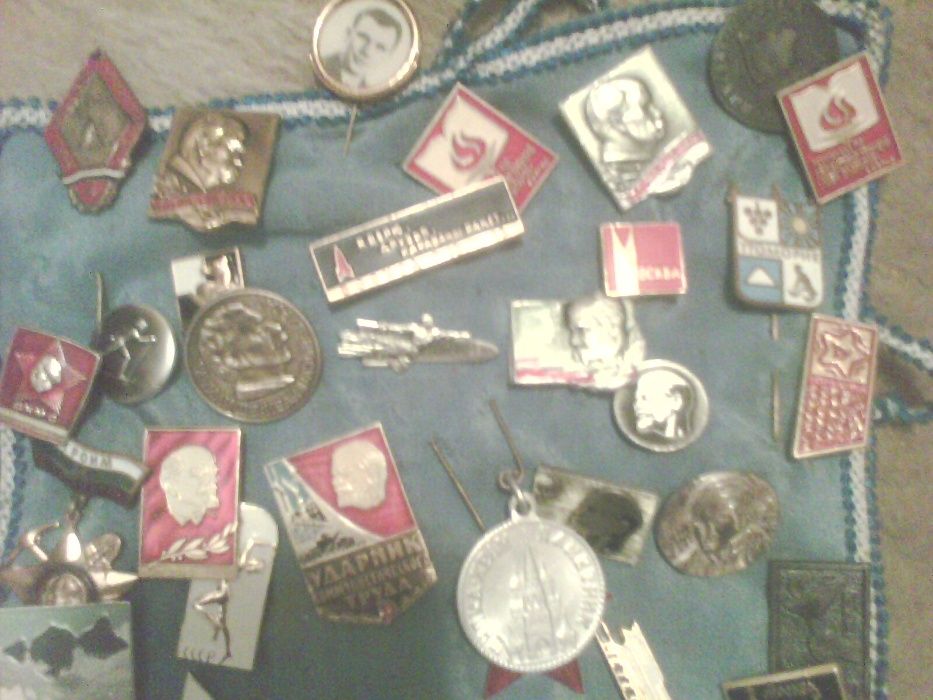 Продавам колекция български и чужди значки