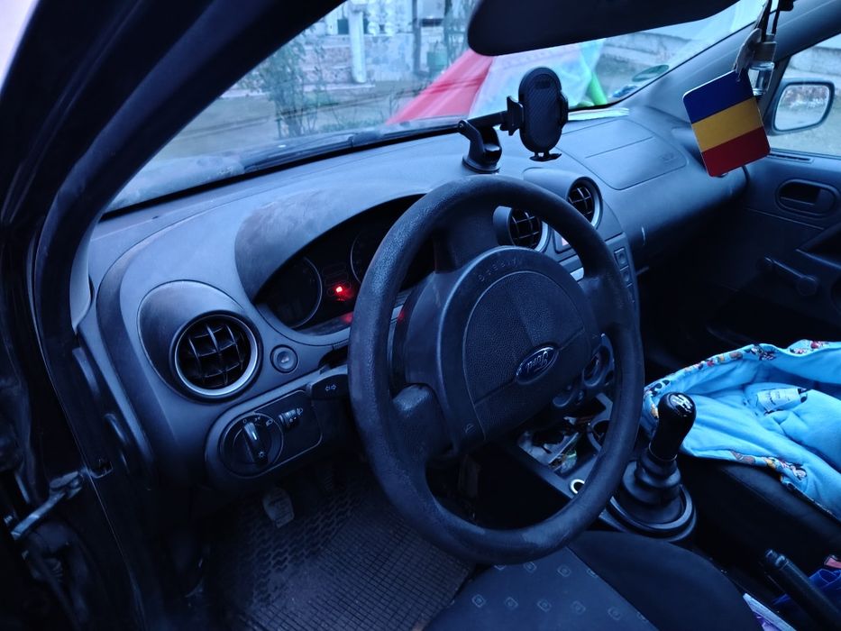 Vând Ford fiesta