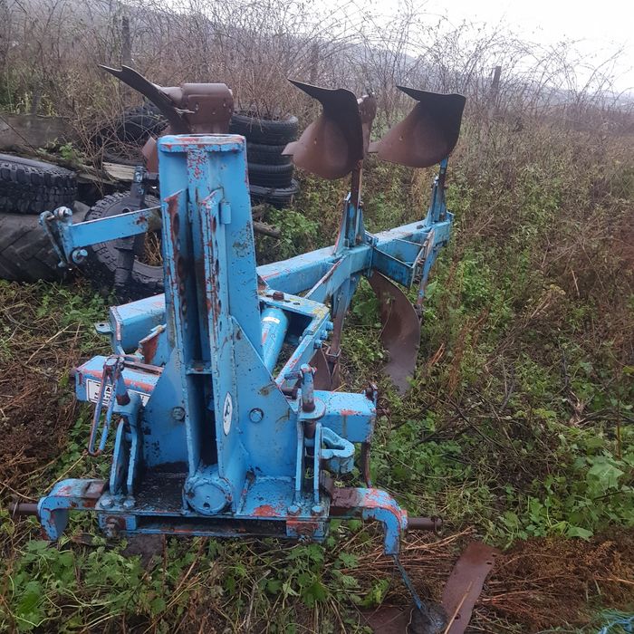 Vând plug reversibil