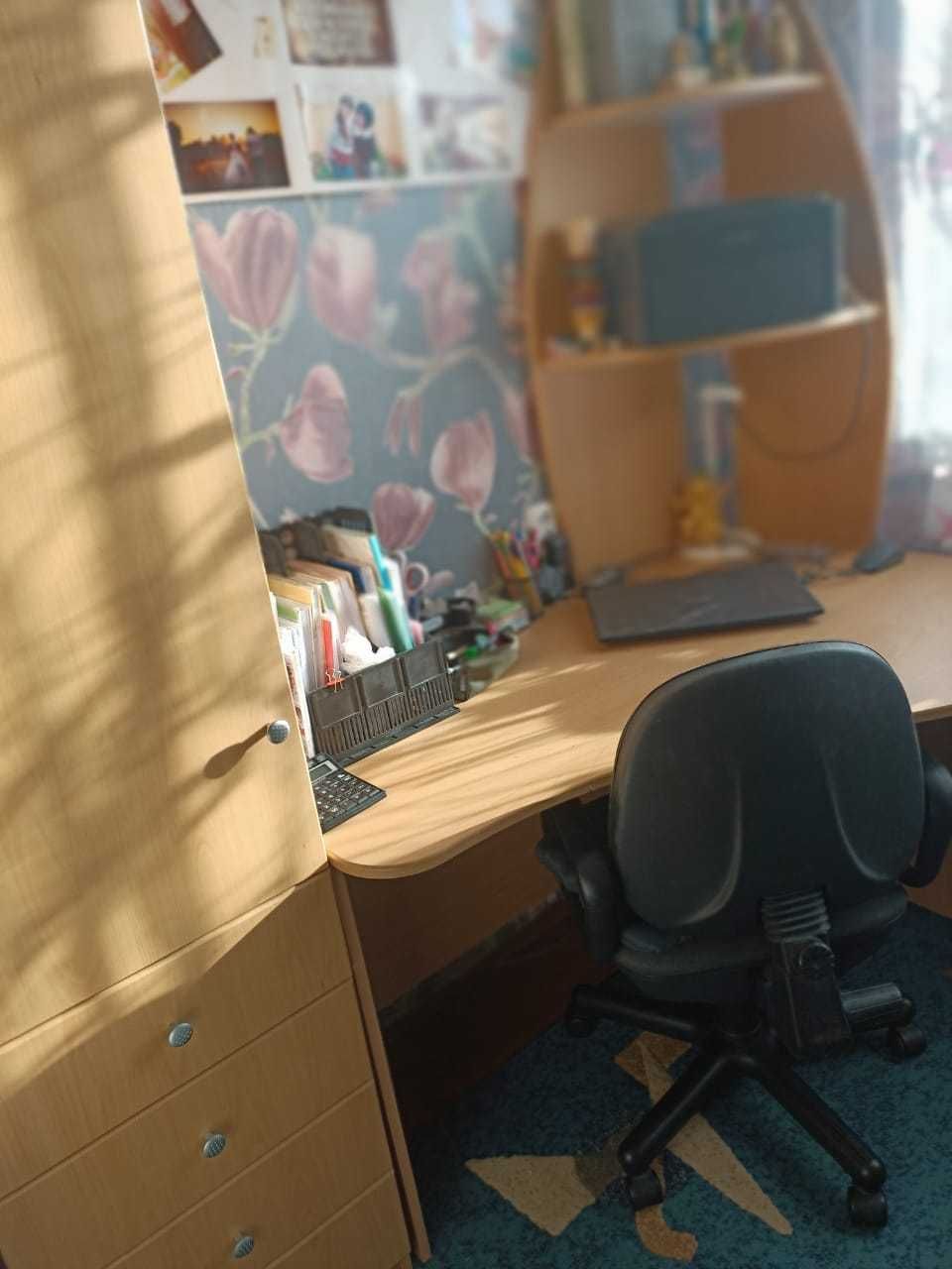 школьный письменный стол. в хорошем состоянии