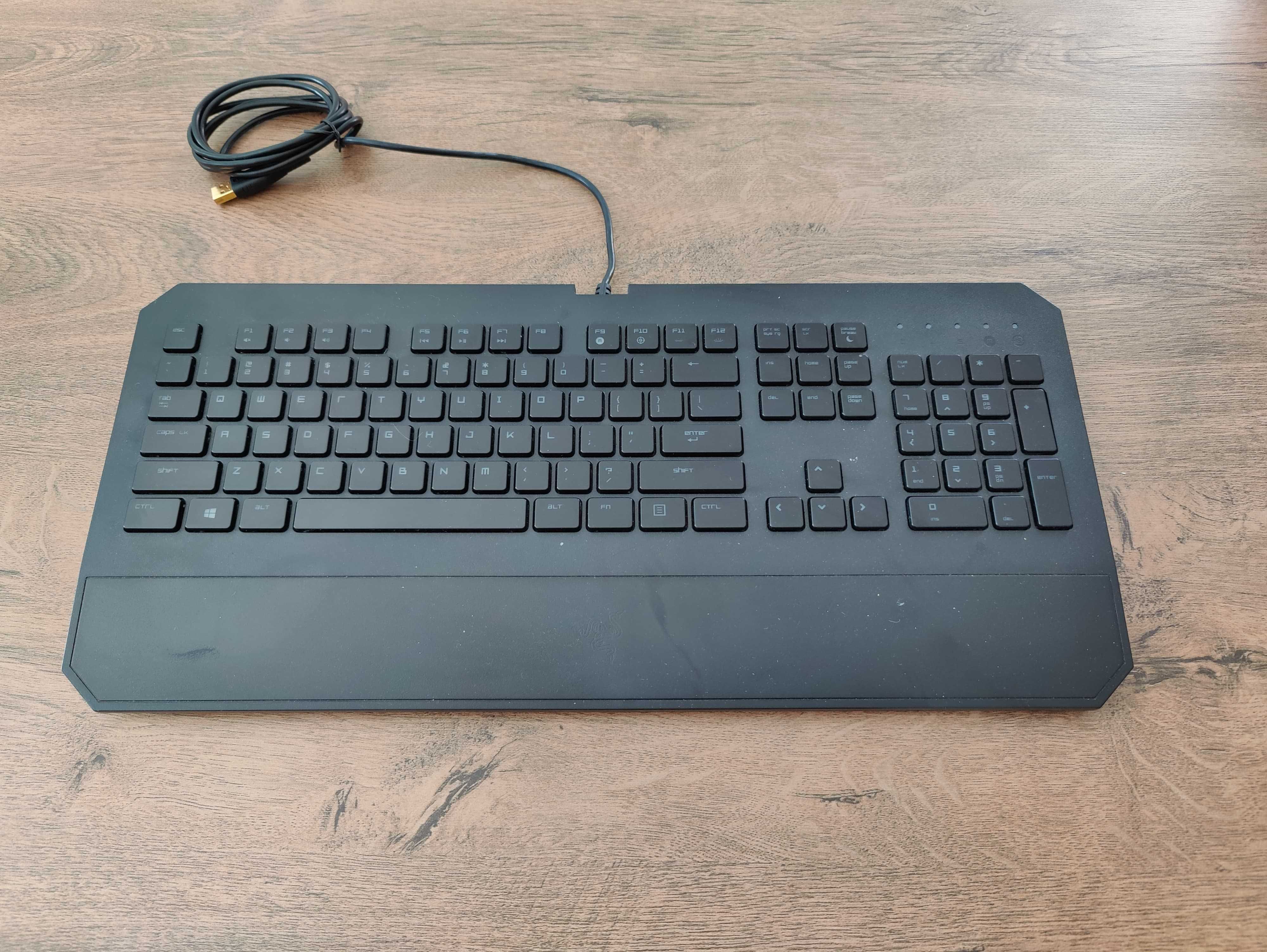 Razer Deathstalker със зелена светлина