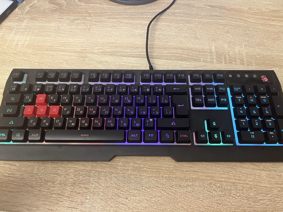 Продам клавиатуру 15.000 торг минимальный