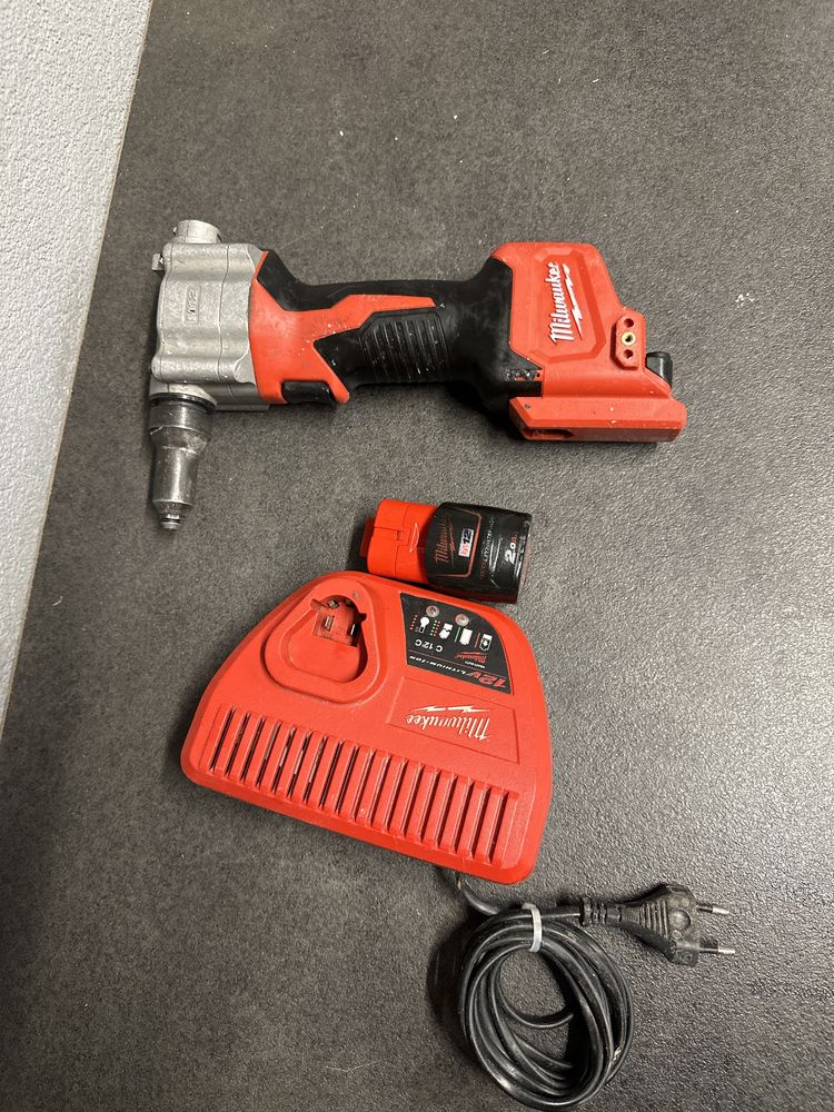 Milwaukee m12 BPRT pistol pop nituri fatade  bosch wurth makita