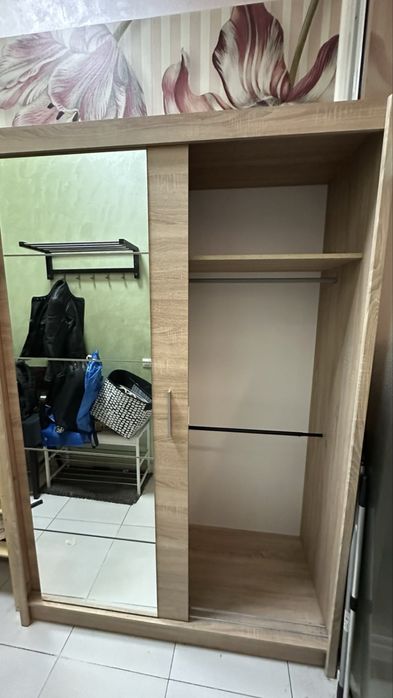 Гардероб Jysk с плъзгащи врати и огледало – 200 лв.