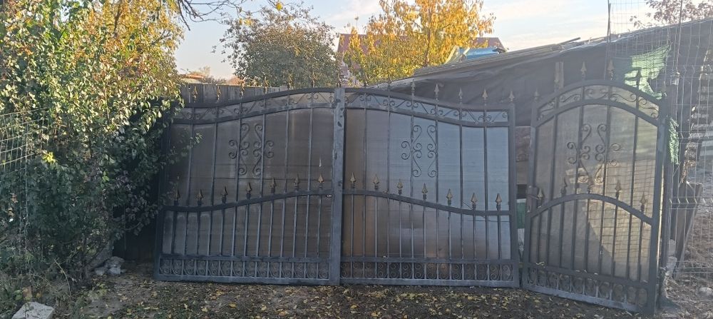 Porți metalice în stare buna,2 bucăți mari 3 m,și 1 poarta mica 1 m