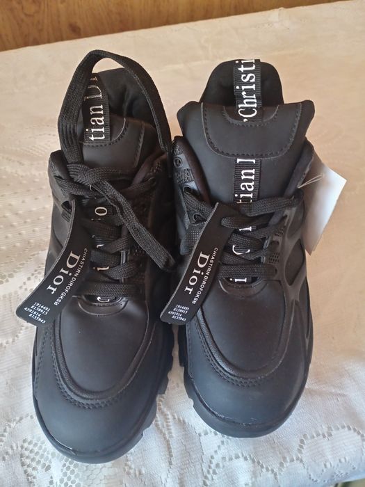 Продам новые кроссовки