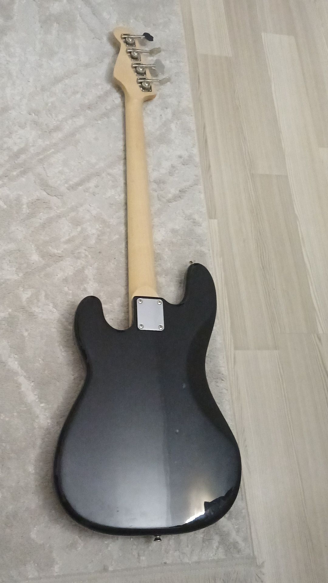 Vand bass warriors + strap si mini amp ambele in stare perfectă