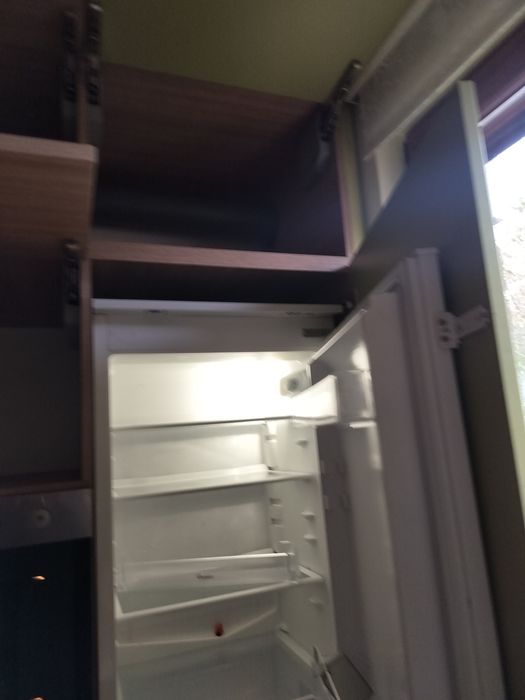 Ъглова кухня с вградени уреди