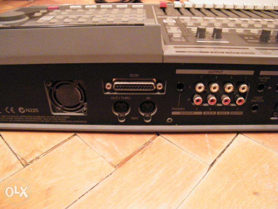 Roland VS-1680 cu placa de efecte VS8F-2 si HDD de 2 GB