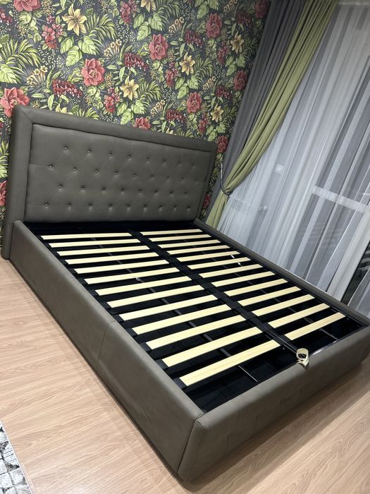 Продам двуспальную кровать. Состояние нового