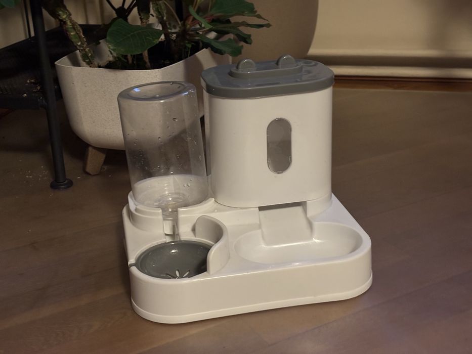 Dispenser de apa si mancare pisici