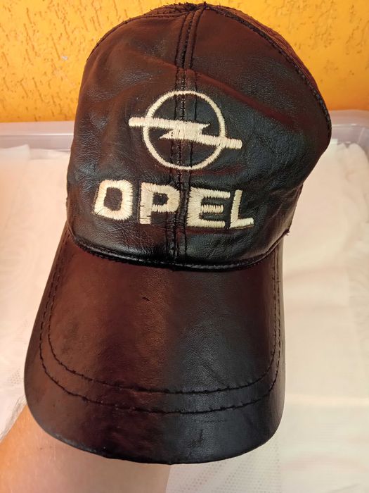 Doua sepci din piele