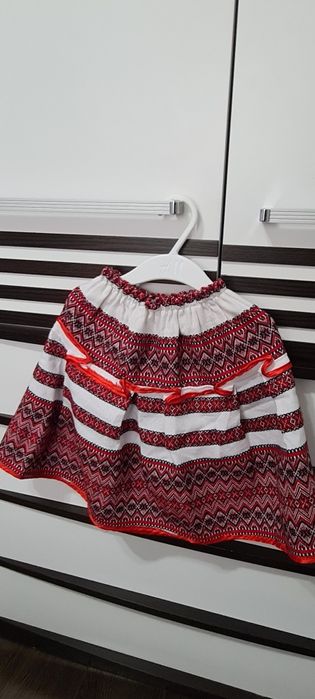 Vând set fustă-vestă fetițe.