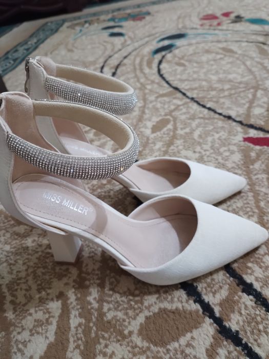 Белые женские туфли каблуки