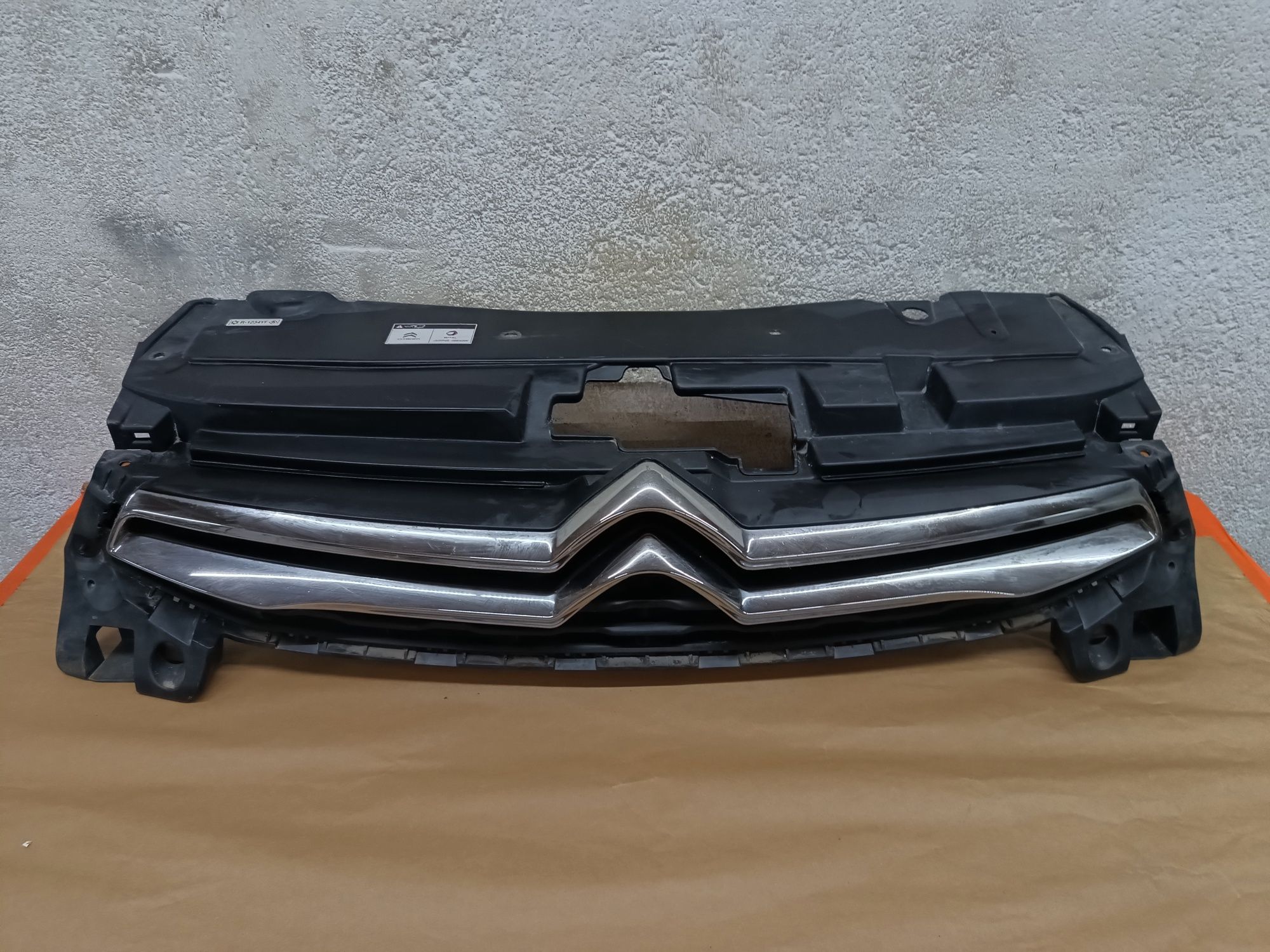 Grila radiator centrala Citroen c elysee 2016