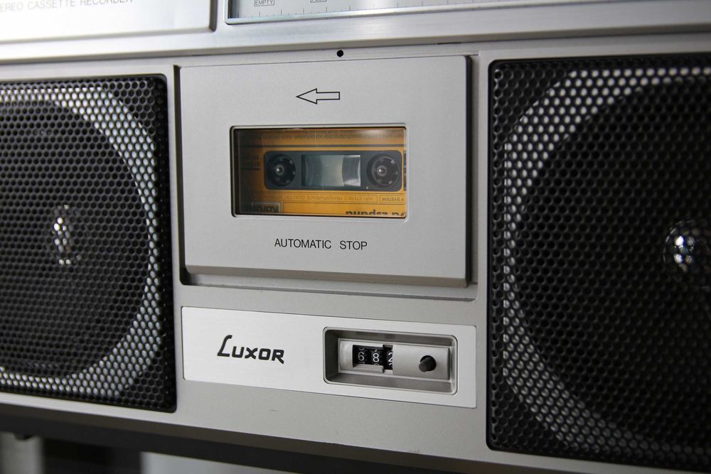 Radio casetofon Luxor 1109197 functional fabricat in Suedia in 1980
